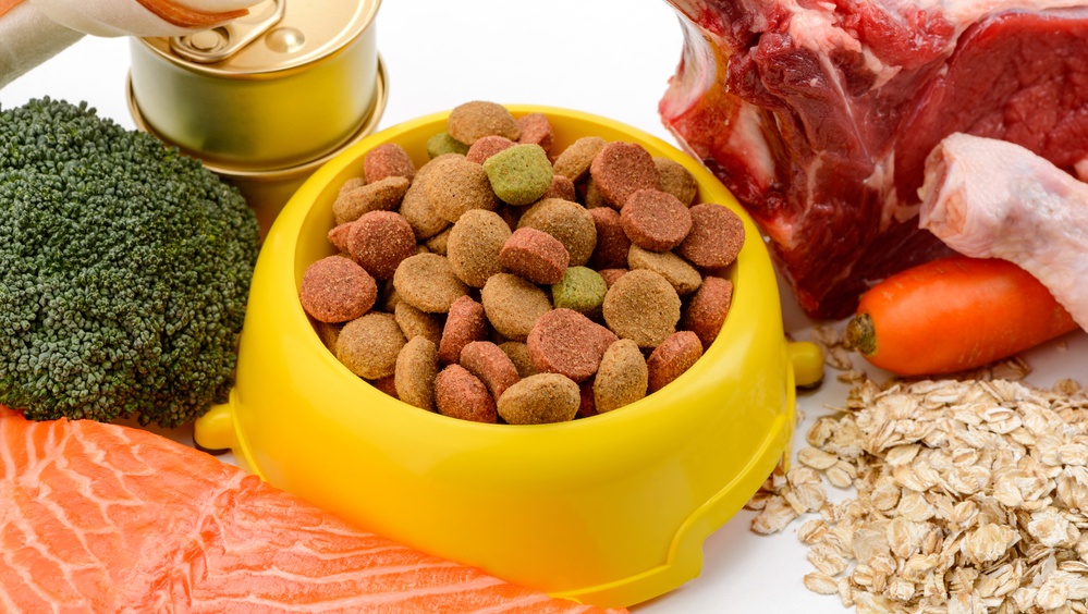 Импортные корма продолжают исчезать из рациона российских собак и кошек