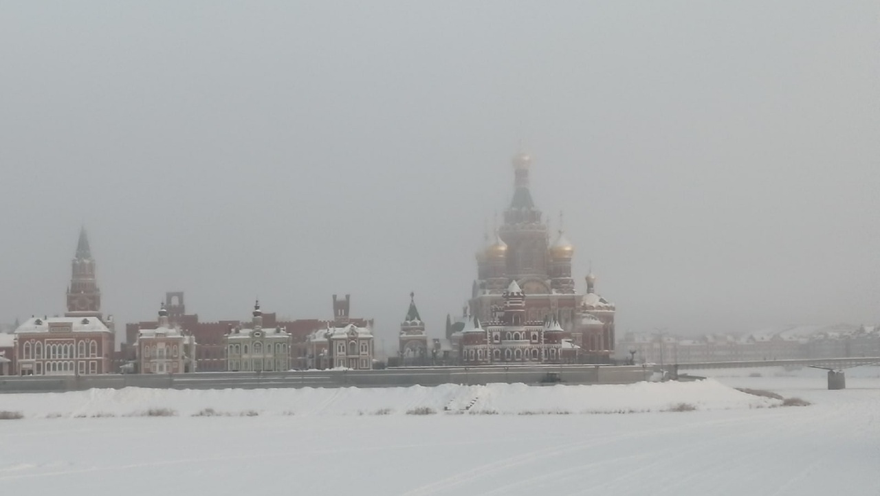 Школьникам 1–8 классов сегодня лучше оставаться дома