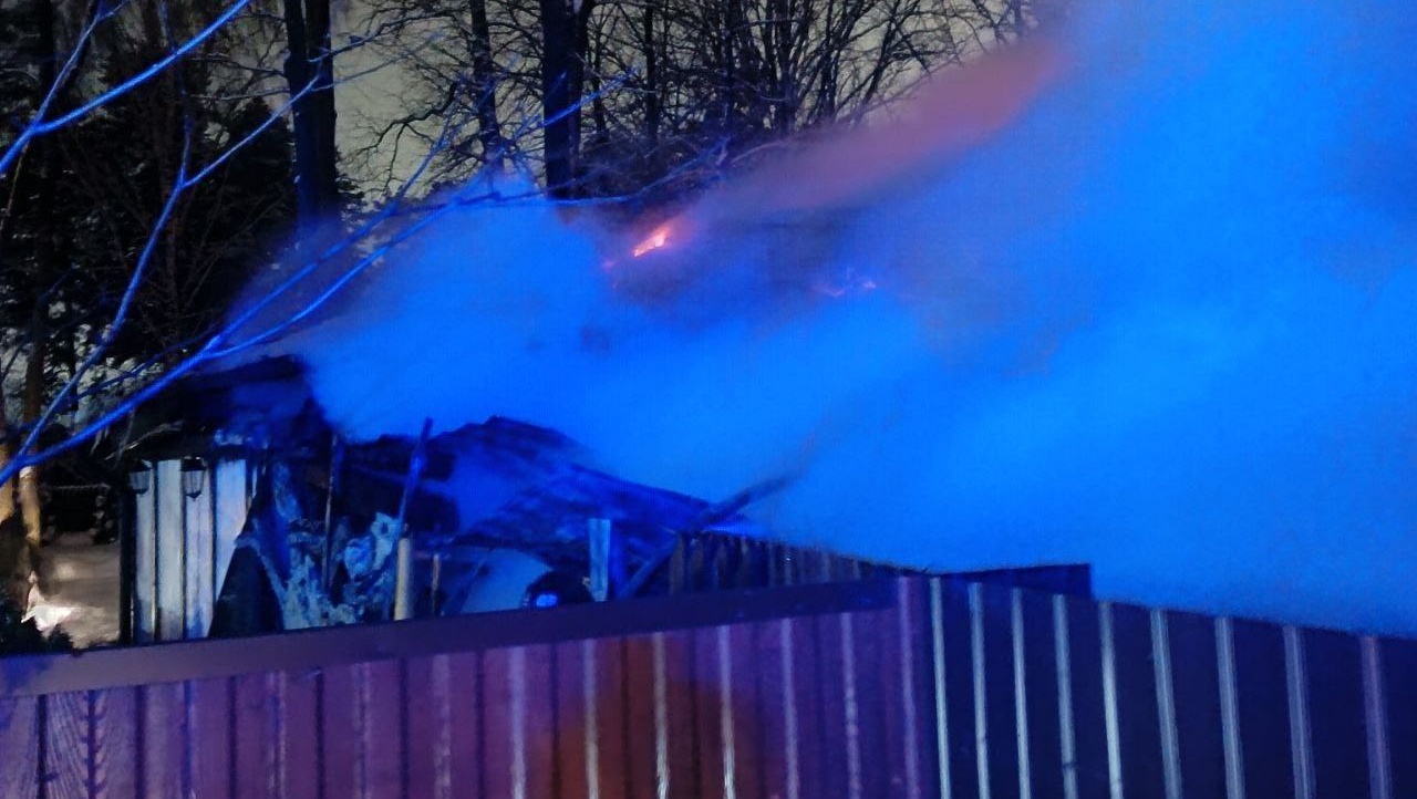 В СНТ «Мичуринец» сгорел садовый домик