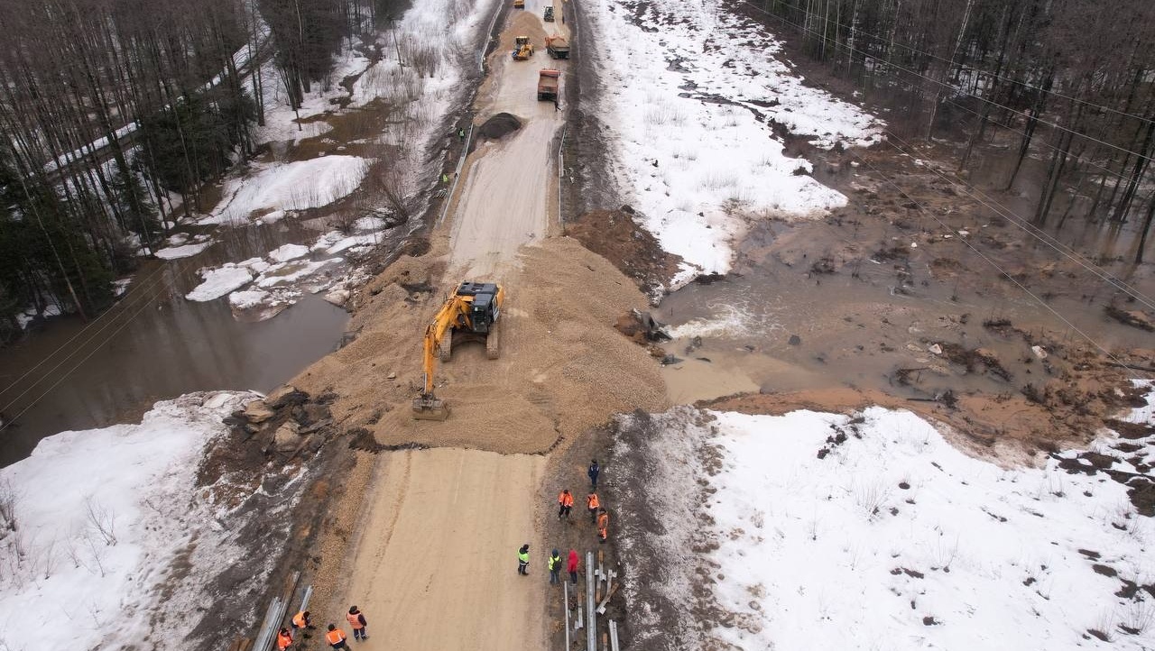 Провал на дороге в Звениговском районе засыпали щебнем