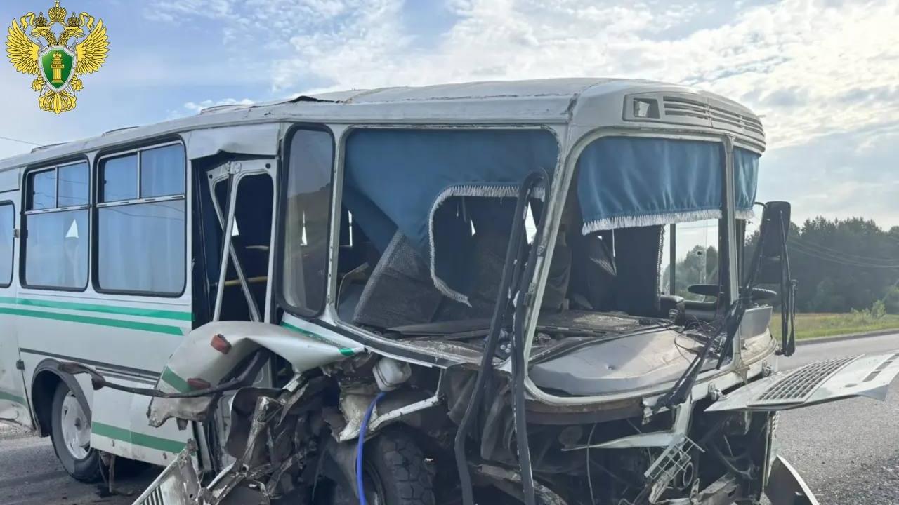 На трассе в Марий Эл пьяный водитель иномарки врезался в автобус