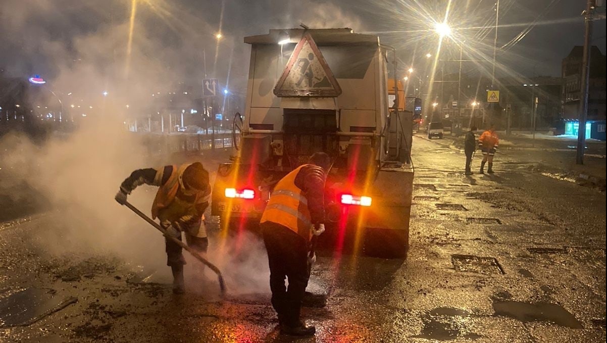 В Йошкар-Оле ямы на Царьградском проспекте заливают литым асфальтом