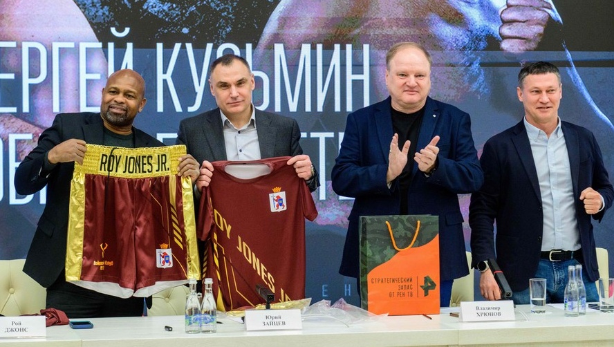 Глава Марий Эл подарил мировым звёздам бокса русские валенки и спортивную форму