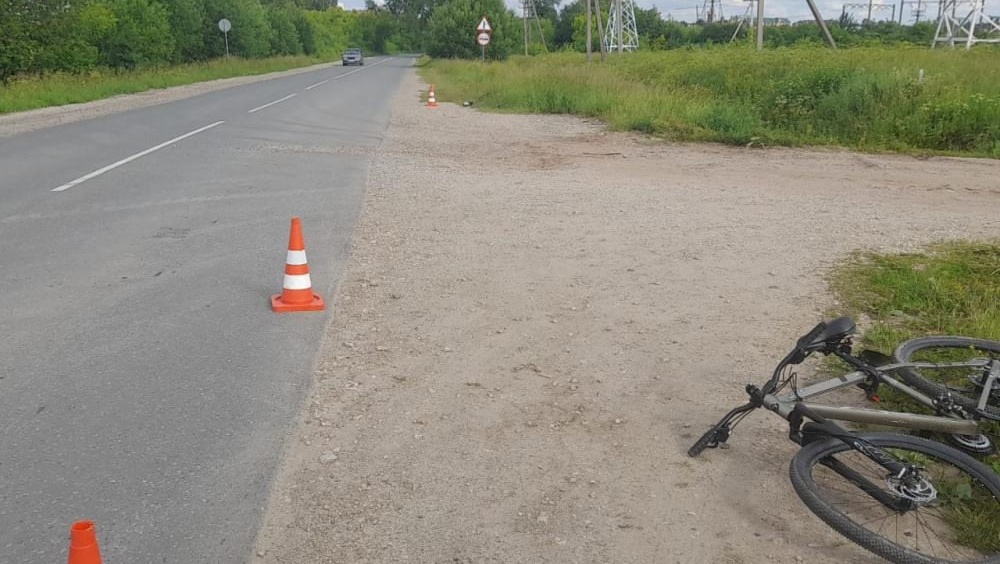 В Медведевском районе на сельской дороге машина сбила велосипедиста