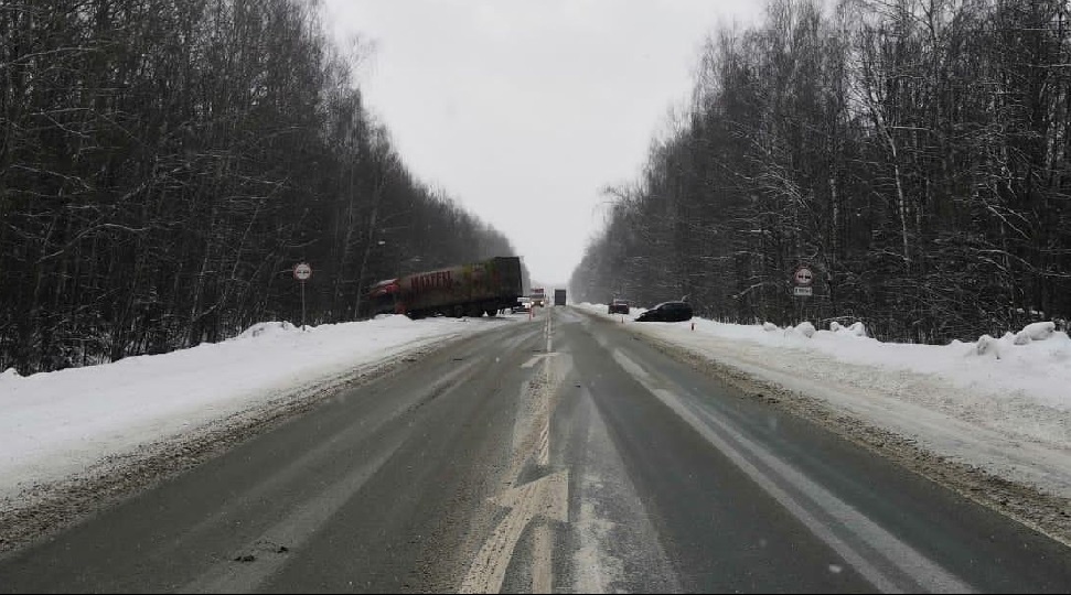В Марий Эл на Казанском тракте «КамАЗ» протаранил легковой автомобиль