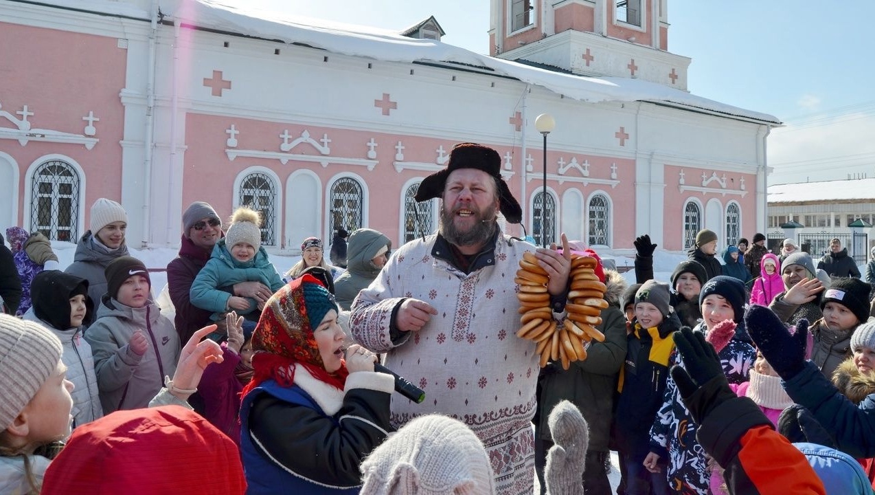 В Оршанке встретили Масленицу русскими забавами, кашей на костре и блинами