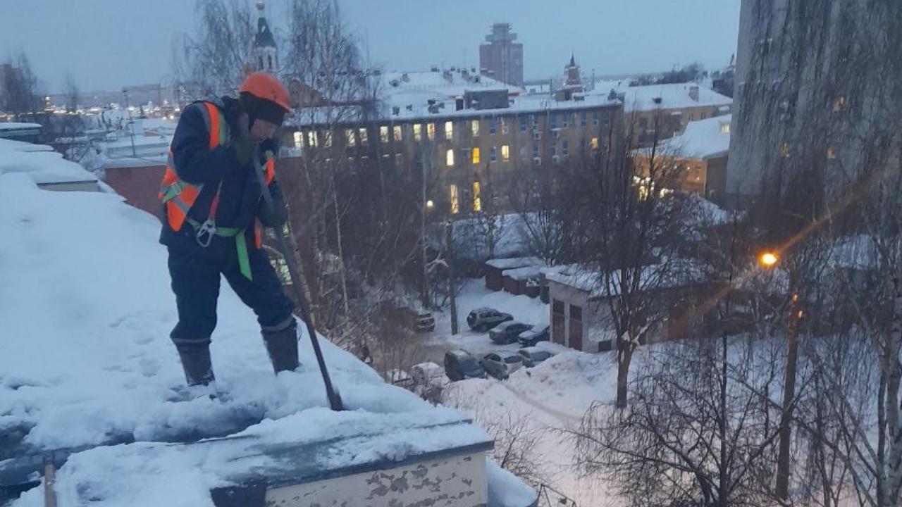 На расчистку крыш в Йошкар-Оле привлекли  три вышки