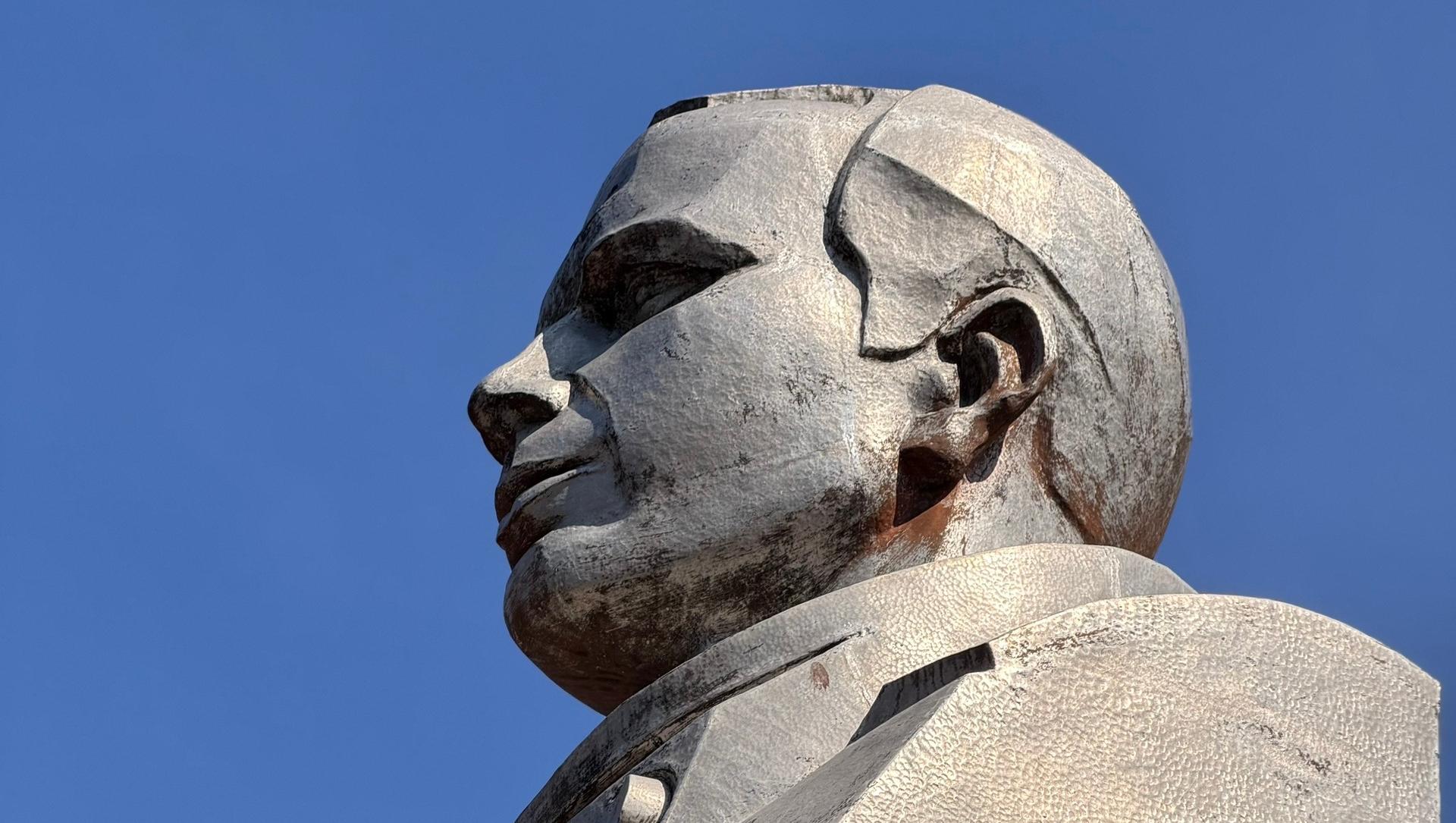 В Йошкар-Оле возложили цветы к бюсту Юрия Гагарина