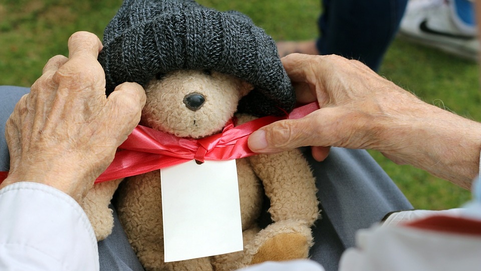 Волонтёры «серебряного возраста» вяжут новогодние подарки детям