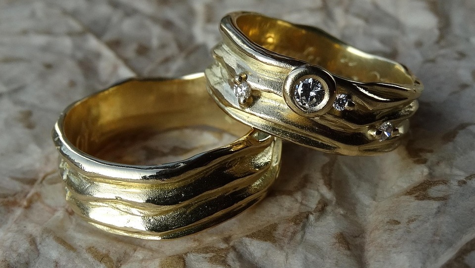 Доверчивая йошкаролинка лишилась золотых колец