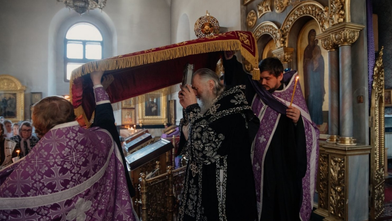 На вечерней службе в Успенском храме Йошкар-Олы вынесли плащаницу
