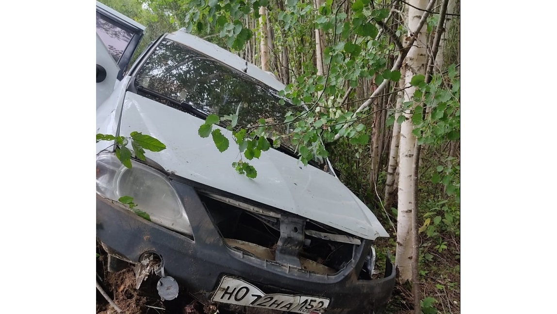 В Килемарском районе утомлённый водитель за рулём «Лады Ларгус» врезался в дерево