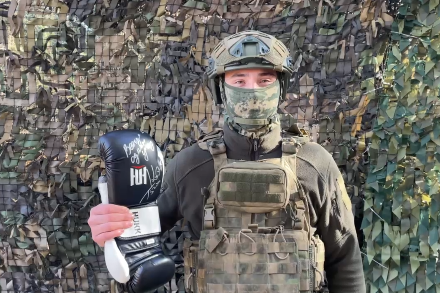 Бойцу из Марий Эл с позывным «Краповый» передали боксёрские перчатки с автографом Кости Цзю