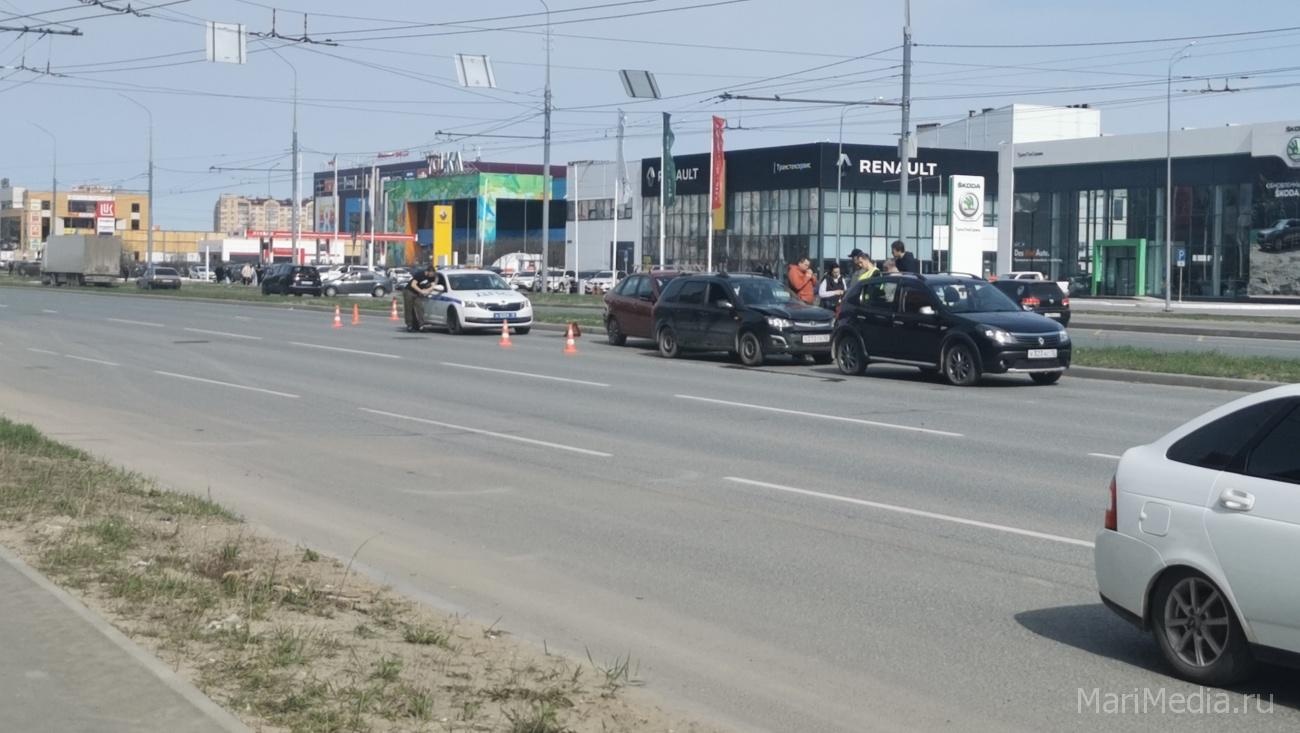 На улице Кирова в Йошкар-Оле столкнулись три автомобиля