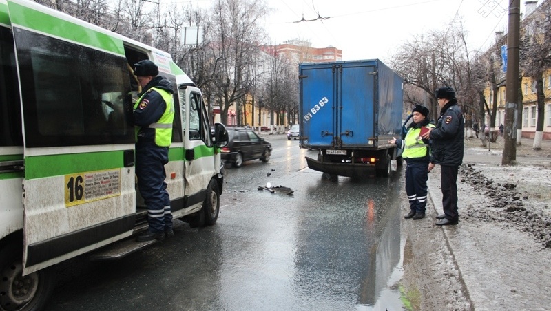 Водитель маршрутки врезался в грузовую «Газель»