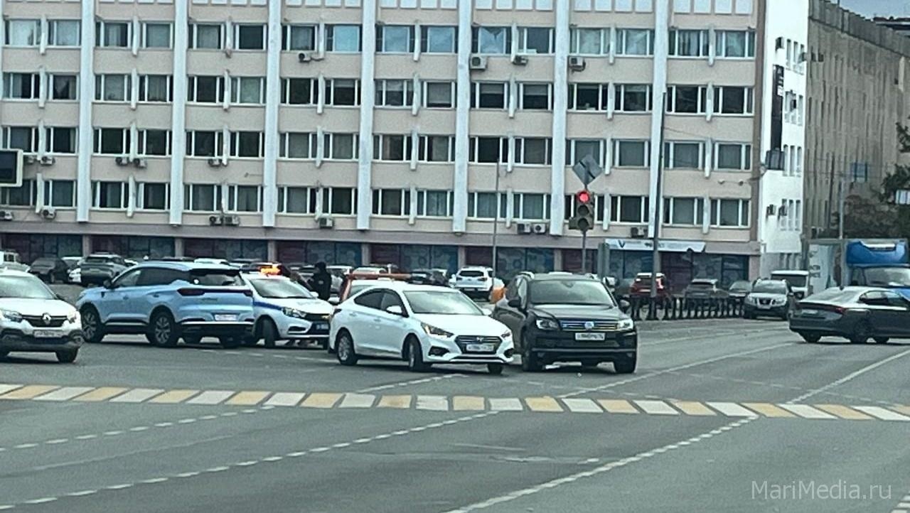 В Йошкар-Оле на самом оживлённом перекрёстке столкнулись три иномарки