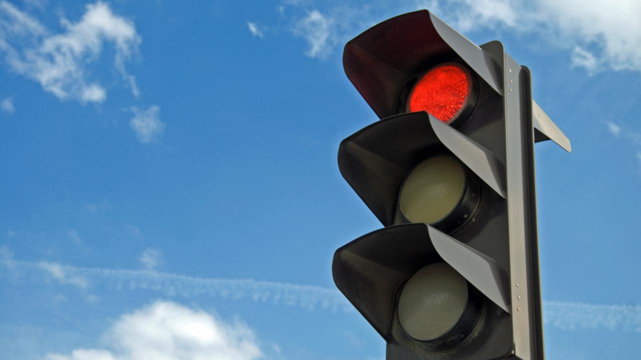 Обращение в госпаблик помогло оперативно наладить работу светофора в поселке Советском