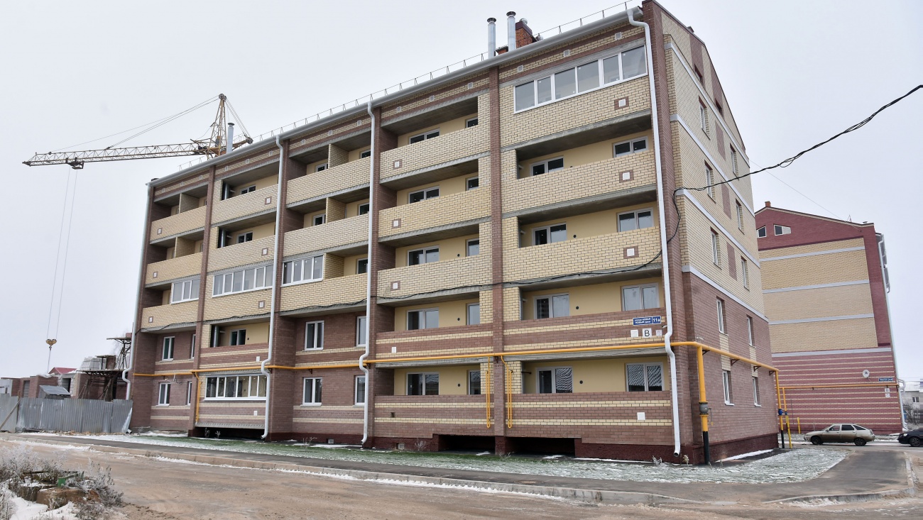 В посёлке Знаменский переселенцам из аварийного жилья вручили ключи от новых квартир