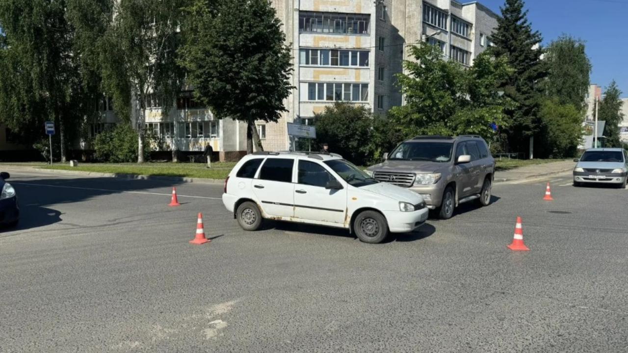 В Йошкар-Оле водитель иномарки на перекрёстке не пропустил «Калину»