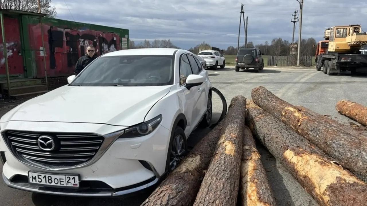 В Марий Эл на трассе перевернулся «КаМАЗ», гружённый брёвнами