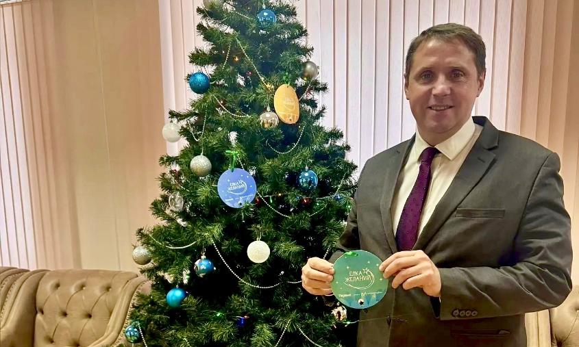 Депутаты Госсобрания Марий Эл разбирают новогодние шары с «Ёлки желаний»