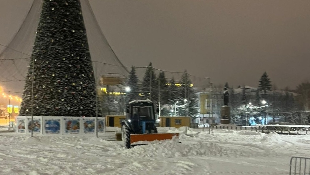 На расчистку улиц Йошкар-Олы от снега выехали около 40 единиц спецтехники