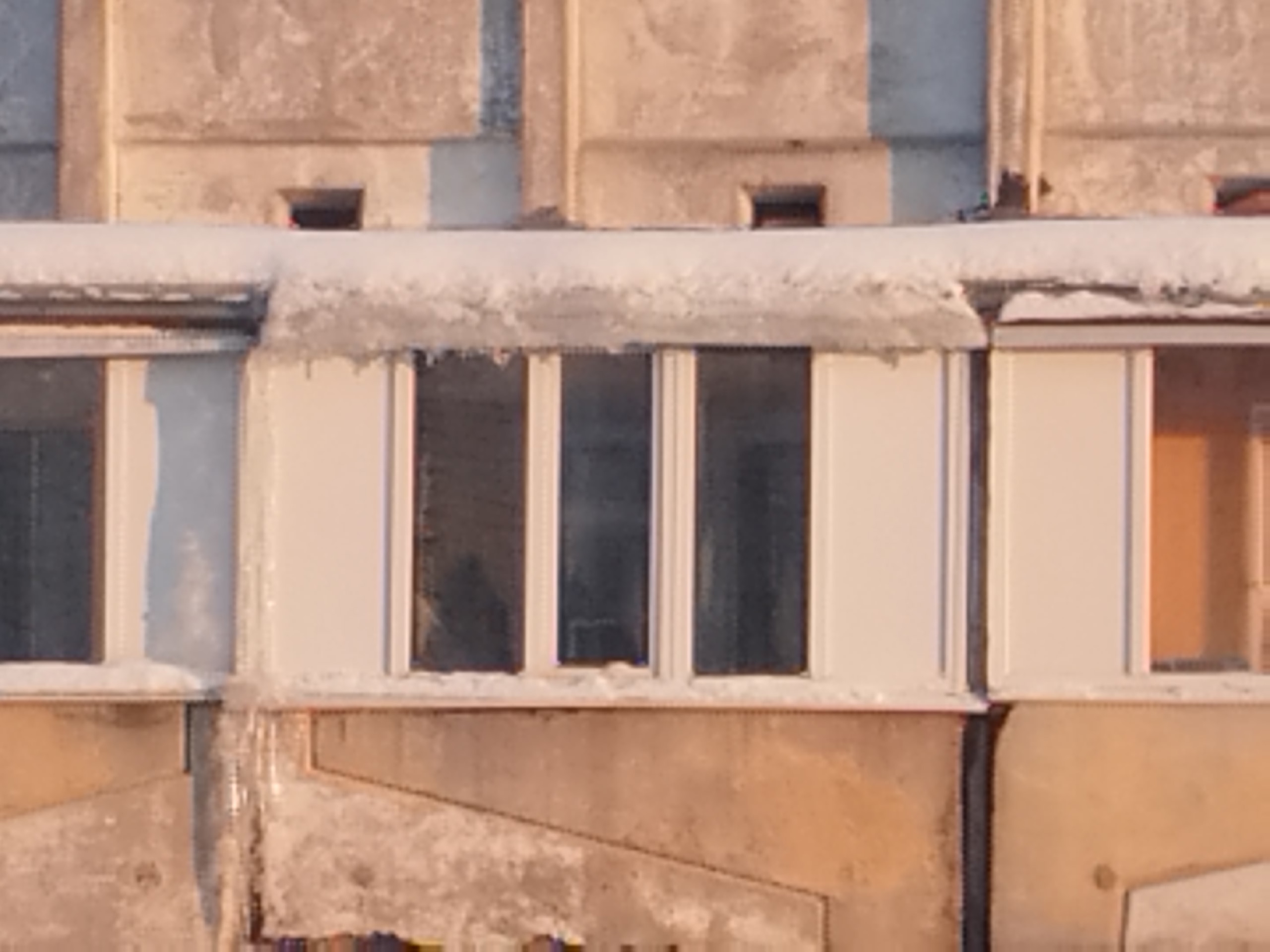 В «Сомбатхее» над аркой многоэтажки нависает огромная глыба снега 