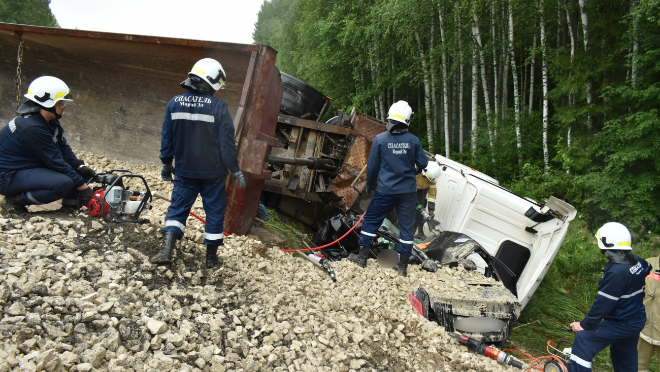 Марийские спасатели деблокировали из двух автомобилей погибших в ДТП