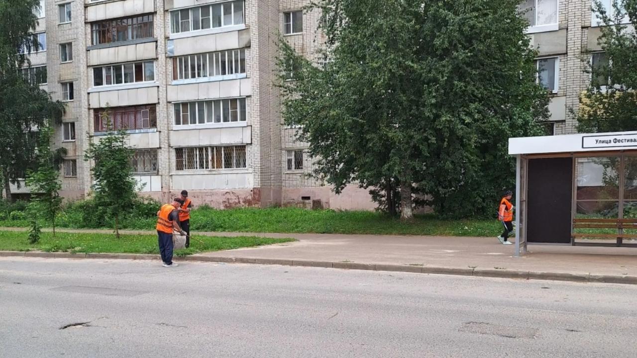 В Йошкар-Оле по сигналу горожан убрали мусор на остановке транспорта