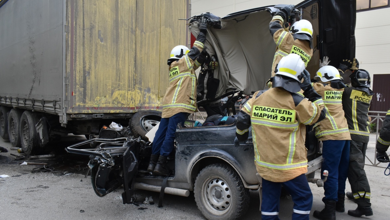В Йошкар-Оле спасатели деблокировали тело погибшего из «Нивы»