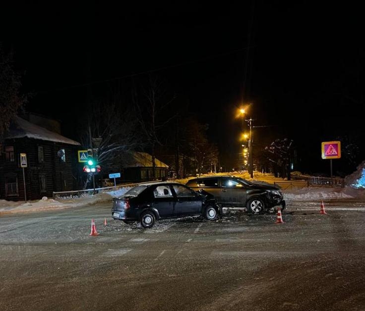 В Йошкар-Оле иномарка вылетела на красный свет на перекрёсток