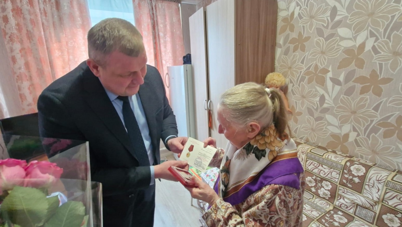 Ветеранам Медведевского района передали юбилейные медали