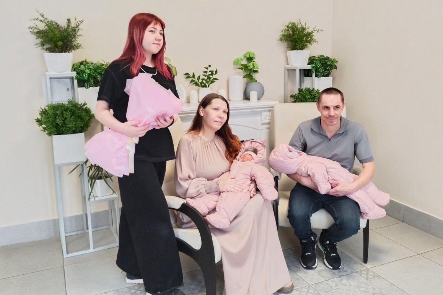 Волжанка, родив вторую двойню, стала мамой в 12 раз