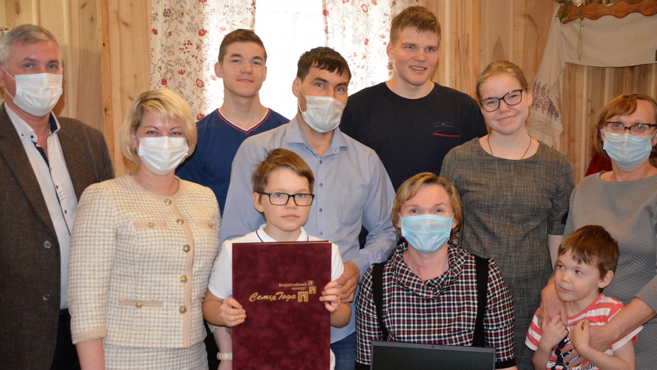 Поздравления с доставкой на дом: победителям Всероссийского конкурса «Семья года» вручили подарки