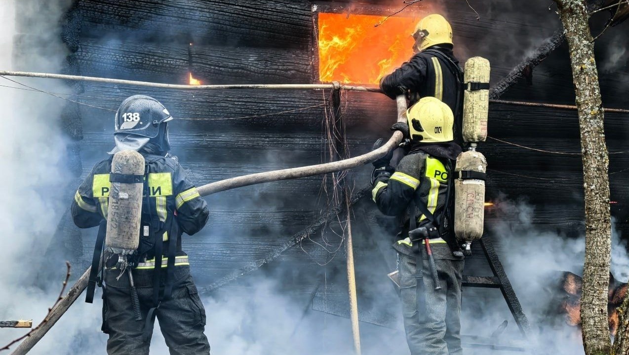 Из горящего дома в пригороде Йошкар-Олы два человека спаслись через окно