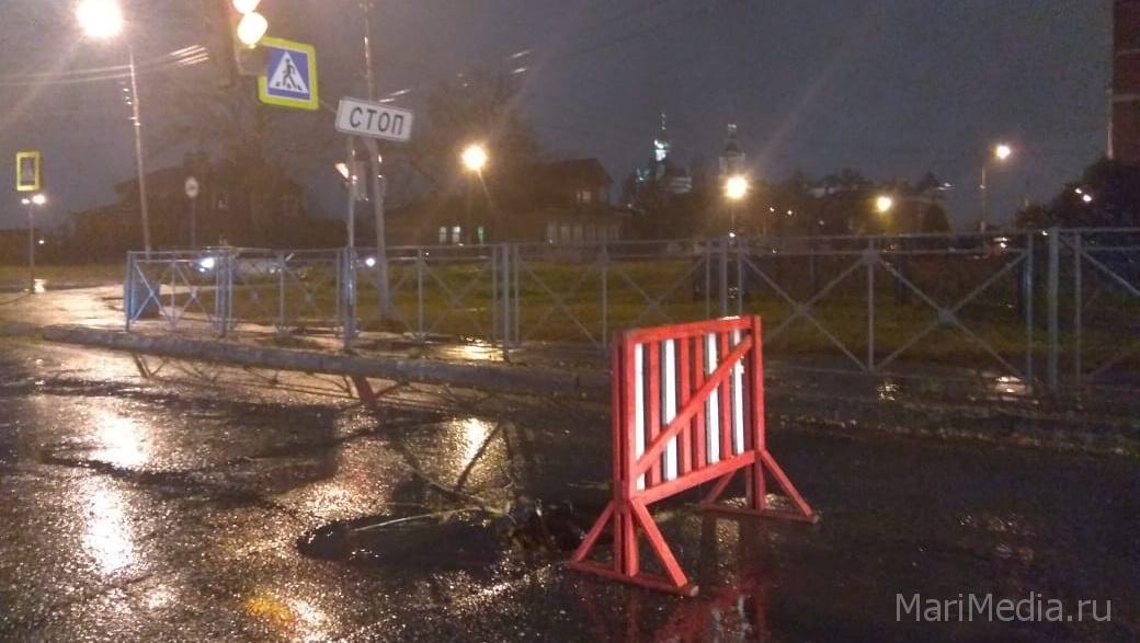 В Йошкар-Оле на проезжей части улицы Красноармейской провалился асфальт