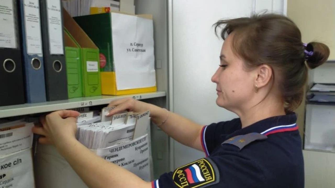 Алиментщику из Сернура доходчиво объяснили, что его ждёт за нежелание помогать детям