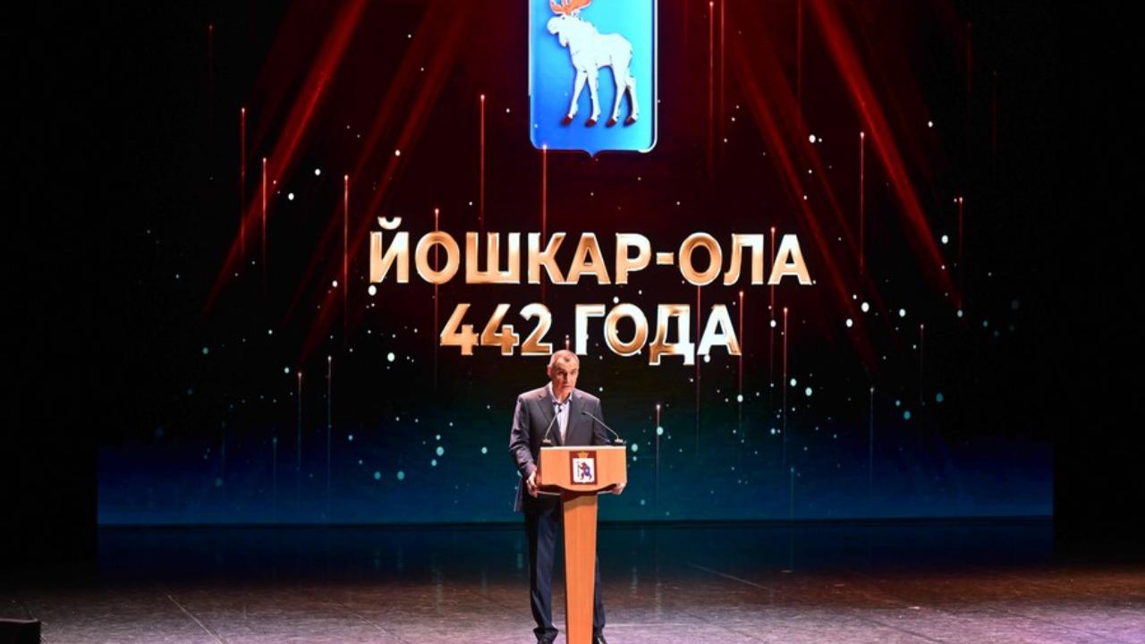 Глава Марий Эл поздравил йошкаролинцев с Днём города и вручил награды