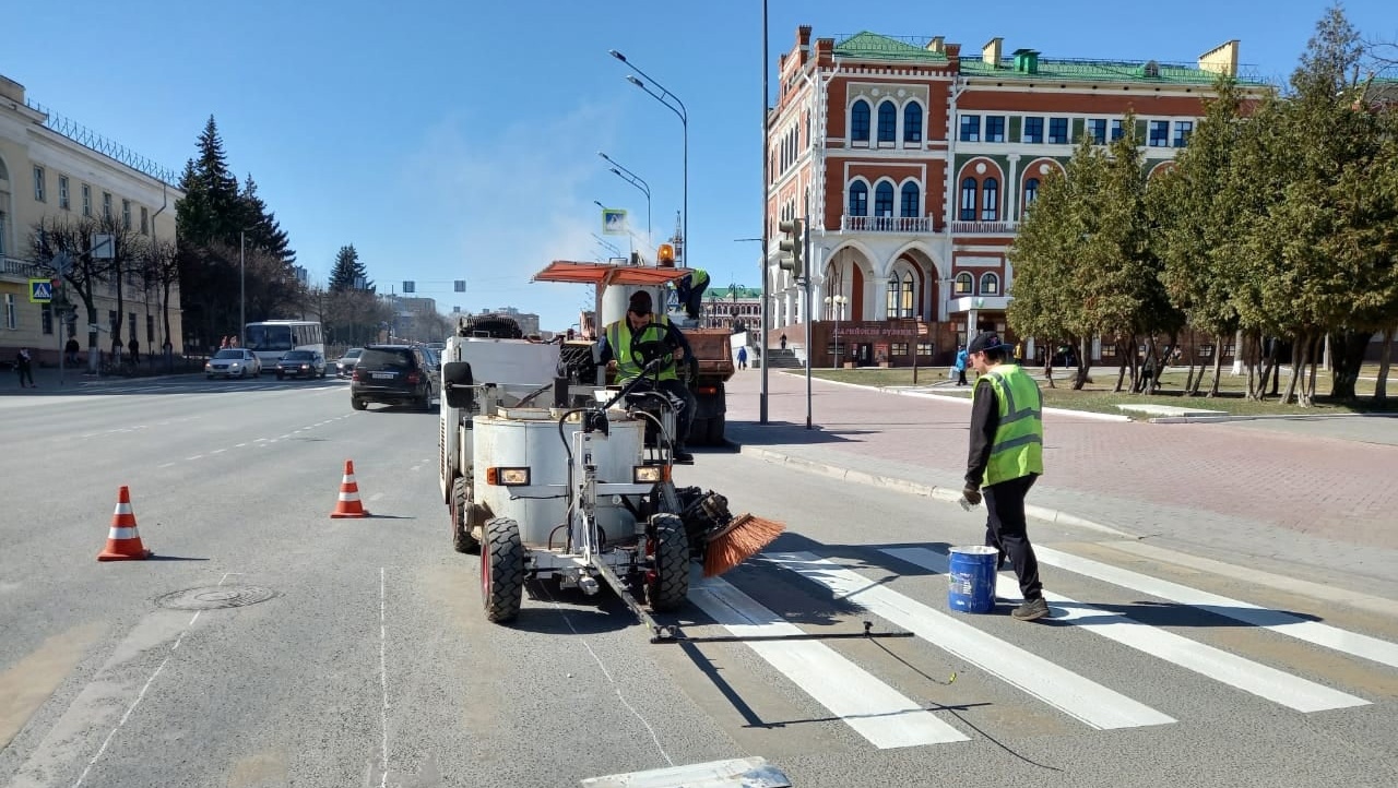 На улицах Йошкар-Олы обновляют разметку