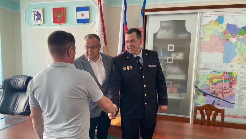 Жителя Марий Эл наградили за помощь в задержании пьяного водителя