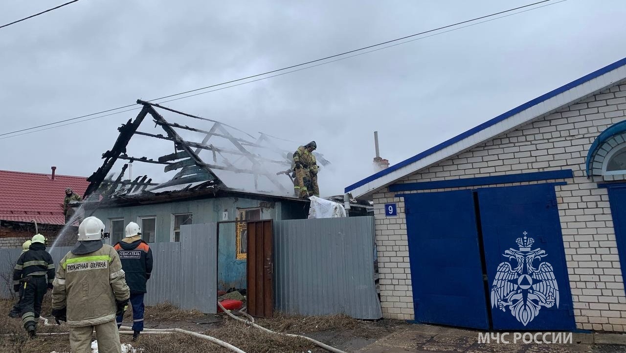 В Йошкар-Оле из горящего дома вытащили семью с тремя детьми