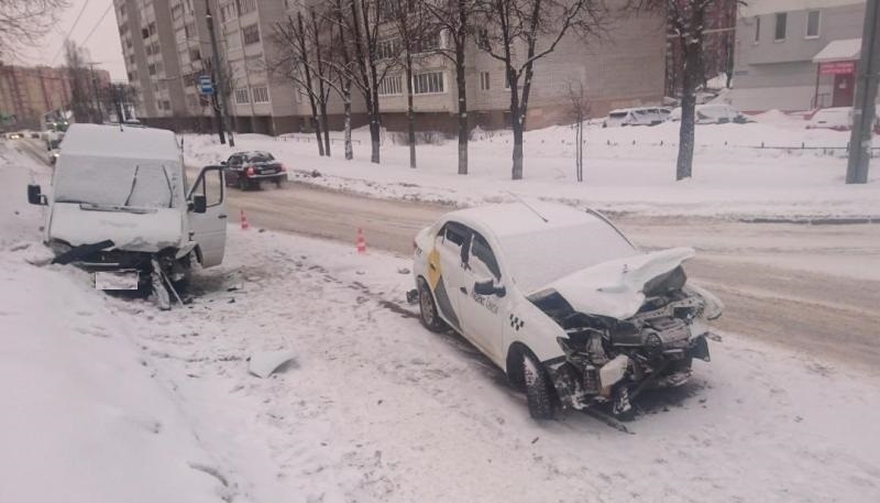 В Йошкар-Оле такси врезалось в маршрутку