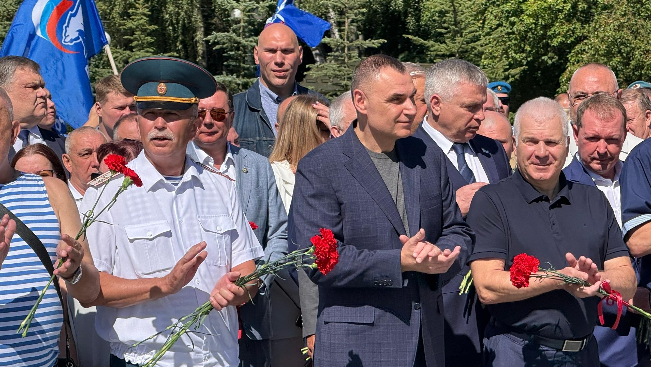 В Йошкар-Оле возложили цветы в память о погибших десантниках