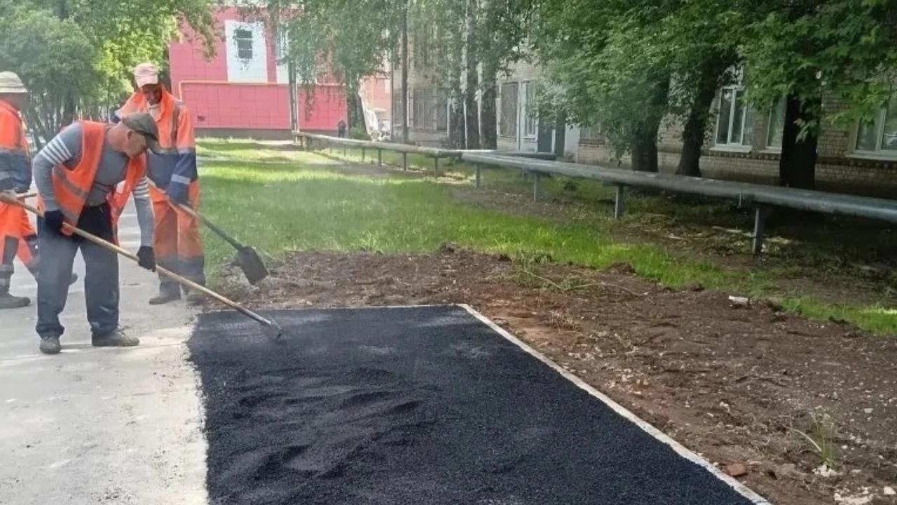 В Йошкар-Оле заасфальтировали площадки под новые остановки