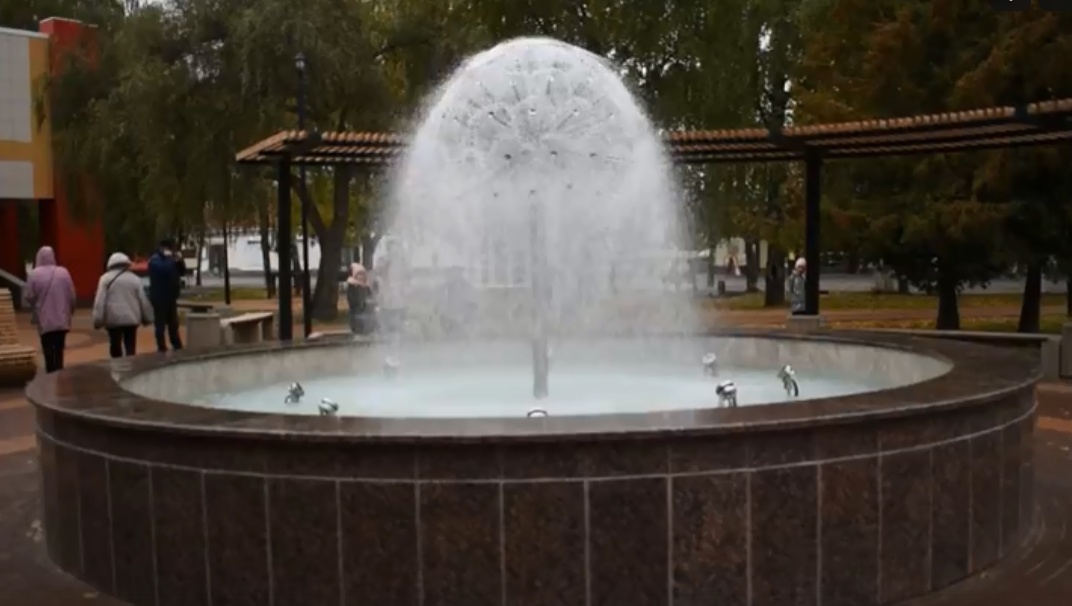 В Медведево заработал фонтан с подсветкой