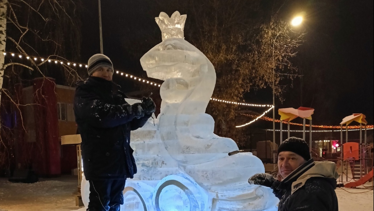 Центр посёлка Медведево украсила ледяная змея