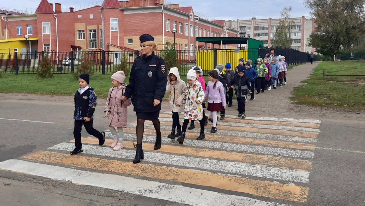 Первоклассники Волжска потренировались переходить дорогу вместе с инспекторами ГИБДД