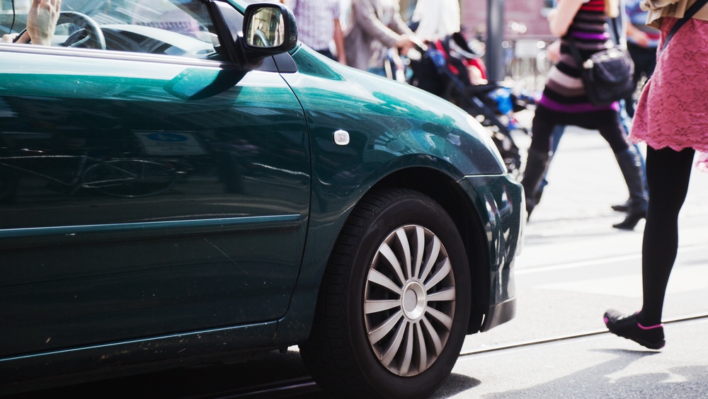 В России предлагают разрешить поворот направо одновременно с движением пешеходов