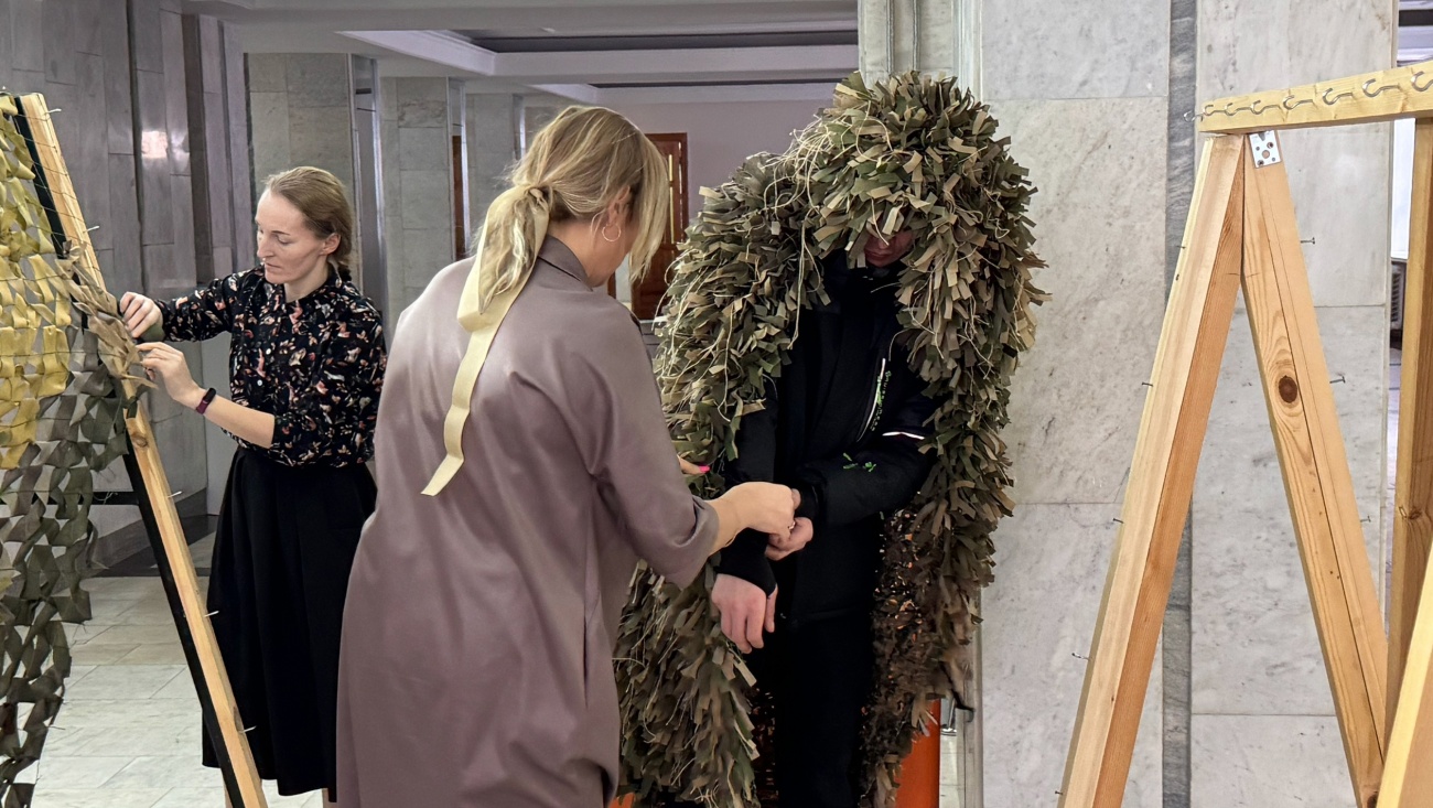 Боец СВО примерил в мэрии Йошкар-Олы первую снайперскую накидку