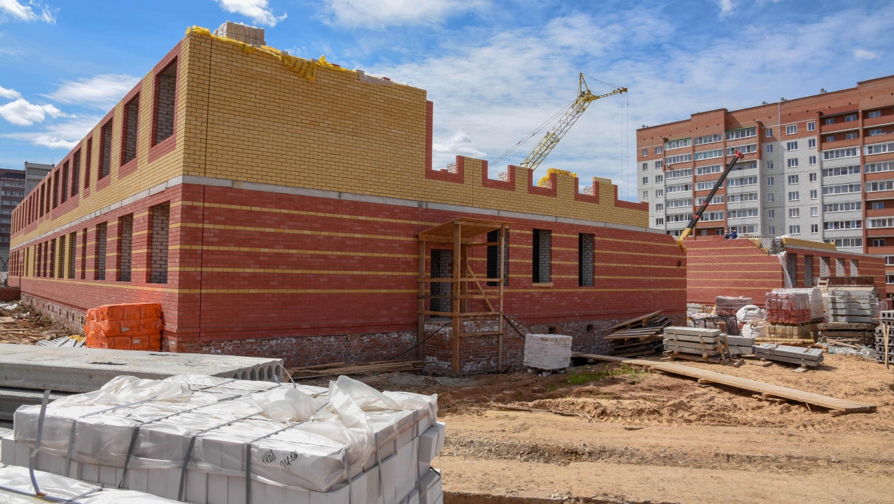 Александр Евстифеев проинспектировал строительство школы в микрорайоне 9В